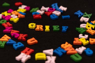 Çok renkli ahşap harfler görüntünün ortasında 