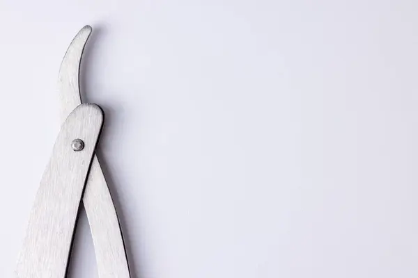 stock image A top-down view of a classic barber razor with detailed craftsmanship, set against a clean white background. The focus is on the razor's body, emphasizing its sleek design and precision