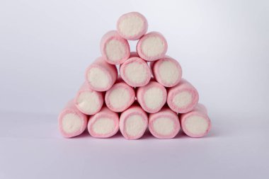 Şekerleme piramidinin yatay görüntüsü, çerçevenin ortasına düzgünce istiflenmiş. Temiz, beyaz arka plan lokum yapısına odaklanmamızı sağlar.