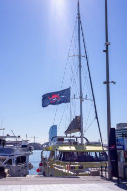 Barselona, İspanya - 15 Eylül 2024: Bir katamaran suda süzülerek, heyecan verici 37. Barselona Amerika Kupası yarışmasını yakından izlemektedir.