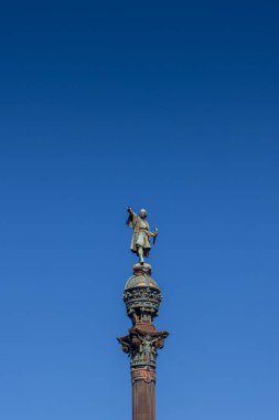 Barcelona, İspanya - 15 Eylül 2024: İkonik Kolomb Anıtı La Rambla 'nın sonunda görkemli bir şekilde duruyor