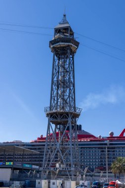 Barcelona, İspanya - 15 Eylül 2024: Limana karşı Port Cable Car Tower 'ın çarpıcı görüntüsü, mimari tasarımı ve canlı şehir yaşamını vurguluyor