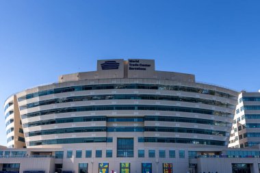 Barcelona, İspanya - 15 Eylül 2024: Arka planda Barcelonas limanı bulunan Dünya Ticaret Merkezi 'nin büyüleyici görüntüsü