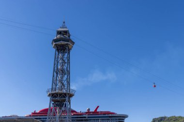 Barcelona, İspanya - 15 Eylül 2024: Port Cable Car Tower, Barcelona 'nın limanını ve şehir manzarasını gökyüzünden manzaralı bir şekilde görmektedir.