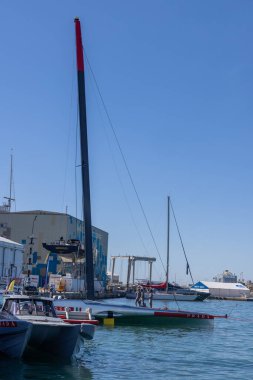 Barcelona, İspanya - 15 Eylül 2024: İtalyan takımı tarafından kullanılan yelkenli, Prada sponsorluğunda Barcelona marinasında demirlemiş, denizden 37.