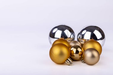 Değişik boyutlarda altın ve gümüş süslemeler, beyaz bir arkaplana bayram neşesi katmak için ideal.