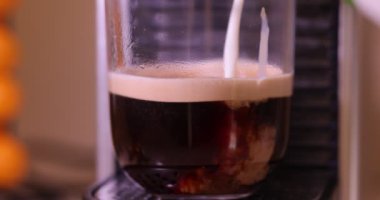 Kahve fincanıyla kahve yapmak.