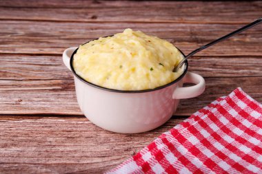 Bir kase kabarık patates püresi bir kaşık dolusu kaşığı kaldırarak Şükran Günü yemeğinin özünü yakalıyor.