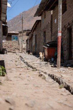 Peru - Tupe, 23 Ekim 2022: Dağlarla çevrili Tupe, Peru 'da manzaralı bir cadde, bu eşsiz yerin güzelliğini ve kültürünü yansıtıyor.