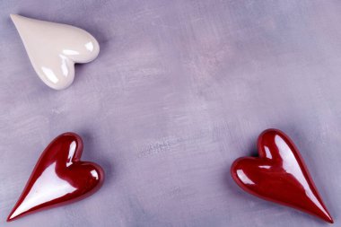 Porselenden yapılmış kırmızı ve beyaz kalpler siyah mermer bir masaya dizilir. Minimalist ama romantik bir Sevgililer Günü teması sunulur.