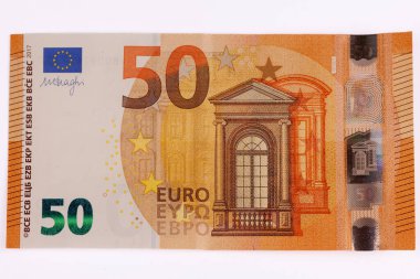 Temiz beyaz arka planda sergilenen 50 avroluk banknotun zarif bir genel görüntüsü, para birimi ve mali değeri simgeliyor
