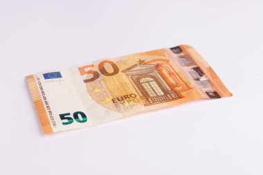 50 avroluk banknot belirgin bir şekilde sergilenirken, özgün özellikleri ve ayrıntıları minimalist beyaz zemin üzerinde vurgulanıyor