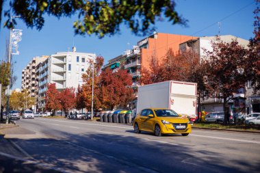 Barselona-İspanya, 28 Kasım 2024. Barışçıl ama boş bir otobüs durağı devam eden grevi yansıtıyor ve şehir genelindeki düzenli şehir içi trafiği durduruyor.