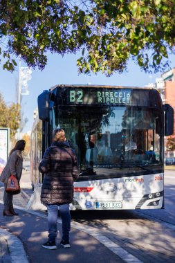 Barselona-İspanya, 28 de noviembre de 2024. Temiz ve düzenli bir otobüs durağı, Barcelona 'nın etkili ulaşım sistemini somutlaştıran bir aracı karşılıyor.
