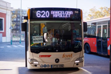 Barselona-İspanya, 28 de noviembre de 2024. Şehir grev nedeniyle toplu taşımacılıkta aksamayla karşı karşıya kalırken, bir otobüs asgari hizmet levhasıyla hareket ediyor