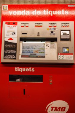 Barselona-İspanya, 28 de noviembre de 2024. Barselona 'da bir metro istasyonunda yolculara bilet sunan bir otomat. Gezginler için kullanması kolay arayüzü olan modern tasarım
