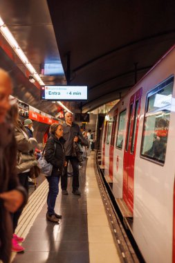 Barselona-İspanya, 28 Kasım 2024. Metro kullanıcıları sabırsızlıkla, şehir hayatının ritmini somutlaştırmak için tren kapılarının açılmasını bekliyorlar.