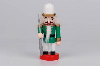 Garip ahşap fındıkkıran, orijinal saçlarıyla birlikte, Noel süslerine neşeli bir dokunuş ekliyor, Noel ruhunu kutluyor.