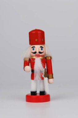 İkonik ahşap fındıkkıran, orijinal saçlarla birlikte, bayram kutlamalarının büyüsünü artıran sevilen bir figürdür.