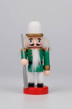 Klasik ahşap fındıkkıran, orijinal saçlarıyla, Noel ruhunu somutlaştırarak, onu kutsal bir Noel süslemesi haline getiriyor.