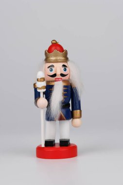 Neşeli ahşap fındıkkıran, orijinal saçlarını sergiliyor, temiz beyaz bir arka plana karşı duruyor, Noel neşesi için mükemmel.