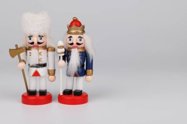 Bu büyüleyici ahşap fındıkkıran ikilisi, orijinal saç ve şenlikli süslemeler, her Noel gösterisine neşe katar.