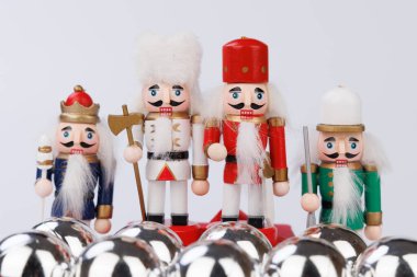 Orijinal saçlı ahşap fındıkkıranlar, parlak gümüş takıların yanında sergileniyor ve dekoruna şenlikli bir dokunuş ekleniyor.