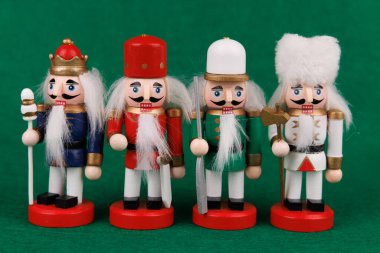 Saçı orijinal ahşap fındıkkıran, tatil süslemelerini geliştirmek için mükemmel, koyu yeşil bir tuvalde sergilenir.