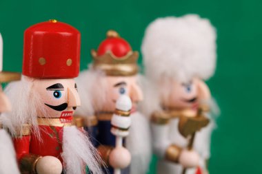 Bu neşeli fındıkkıran, orjinal saç ve festival detaylarıyla, canlı yeşil bir arka plana ayarlanmış, Noel kutlamaları için mükemmel.