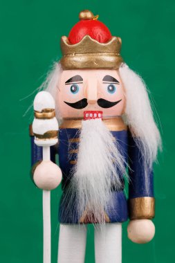 Yeşil Arkaplanda Özgün Saçı ve Neşeli Aksanlı Büyüleyici Fındıkkıran