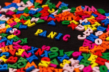 Bu resim, siyah bir arkaplan üzerinde 