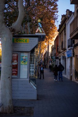 Barselona-İspanya, 5 Aralık 2024. Bu resimde renkli biletlerle dolu canlı bir kupon standı ve heyecanlı müşteriler günün tadını çıkarıyor..