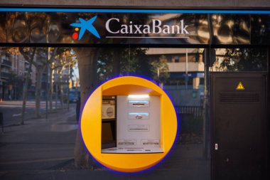 Barselona-İspanya, 5 Aralık 2024. Bir La Caixa ATM 'si, kalabalık şehirde yerel halka ve turistlere uygun bankacılık hizmetleri sunuyor..