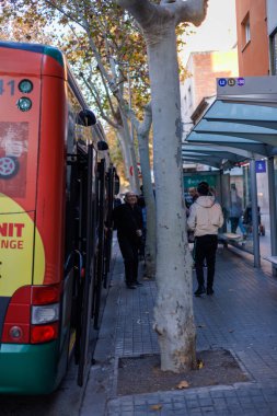 Barselona-İspanya, 5 Aralık 2024. Barcelona 'nın canlı sokaklarını keşfetmeye hazır, kültür ve heyecanla dolu, banliyö otobüsünden inenler.