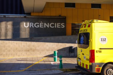 Barselona-İspanya, 5 Aralık 2024. Hastanenin acil girişi görülebiliyor. Dışarıya park etmiş bir ambulans acil tıbbi müdahaleye hazır..