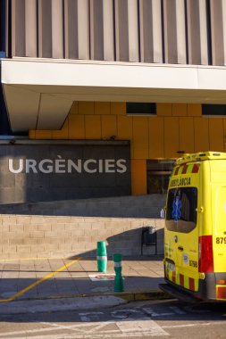 Barselona-İspanya, 5 Aralık 2024. Hastanenin acil servis girişinde duran bir ambulans, kentteki sağlık hizmetlerinin kritik rolünü vurguluyor..