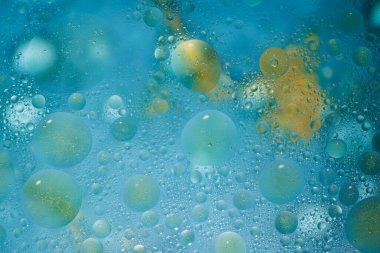 Soyut sanat suyun üzerinde yüzen renkli yağ kabarcıklarından ortaya çıkar, ışık ve canlı renklerle oynar.