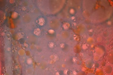 Renkli yağ kabarcıkları suda yüzerek ışık ve yansımalarla büyüleyici şekiller ve dokular oluştururlar..