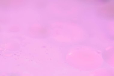 Yüzen yağ kabarcıklarının yakın çekimi, canlı ve renkli soyut bir sanat sahnesi sergileniyor..