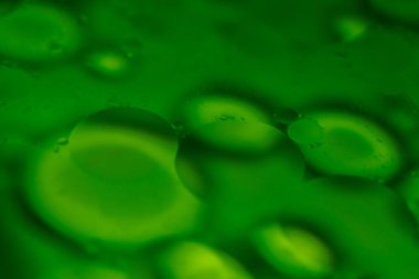 Yağ damlacıkları suda yüzer. Renklerle etkileşerek hareket eden ve değişen sıvı ve soyut desenler oluştururlar..