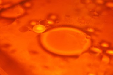 Yağ damlacıkları renkli sularda yüzerek akıcılık, renk ve ilginç şekillerle dolu soyut desenler oluştururlar..