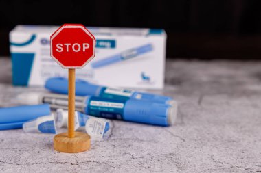 Barselona, İspanya 'da Ozempic 1 ml ve Semaglutide İlaçları ile Ahşap Durak İşareti Gösterimi, Sıvı ve Aksesuarların Vurgulanması