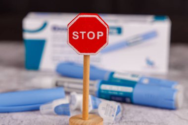 Barselona, İspanya 'da Tahta Dur İşareti ve Ozempic 1 ml İlaç, Semaglutide Sıvı Kartuş ve Enjeksiyon Aksesuarları