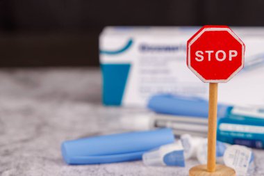 İspanya 'nın Barselona kentinde Ozempic 1 ml ve Semaglutide ile Ahşap Durak İşaretinin Ele Geçirilmesi, Sıvı Kartuş ve Enjeksiyon Aletlerine Odaklanma