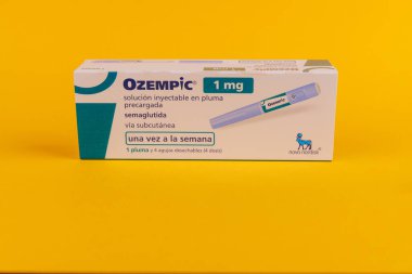 Ozempic 1 ml ve Semaglutide İlaçları Barselona, İspanya 'da Sarı Arkaplan Karşıtı Gösterildi, Sıvı Kartuş ve İğneler Vurgulandı