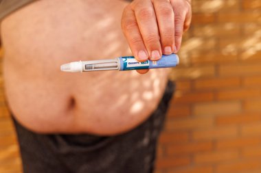 İspanya 'nın Barselona kentinde Diyabet Kontrolü için Ozempic 1 ml Enjeksiyonu Obez Kişisi, Semaglutide ve aksesuarları renklendirme