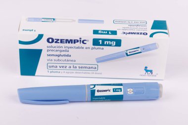 Ozempic 1 ml İlaç Kutusu ve Enjeksiyon Kalemlerinin Barcelona, İspanya 'da Beyaz Arkaplanda Sunumu, Sıvı Kartuş