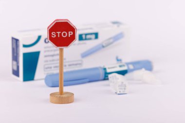 Ozempic 1 ml İlaç Kutusu ve Enjeksiyon Kalemleri ile Barcelona, İspanya 'da Oyuncak Durağı Tabelasının Görünümü