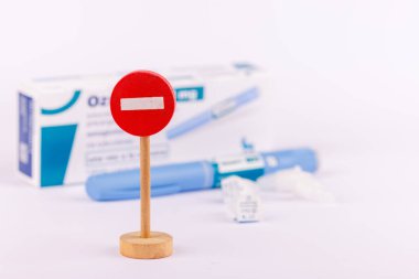 Ozempic 1 ml İlaç Kutusunun ve İspanya 'nın Barselona şehrinde Beyaz Arkaplan Üzerine İğne Kalemleri' nin yanına Oyuncak Girilmez İşareti