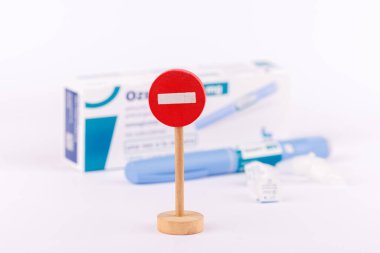 Ozempic 1 ml İlaç Kutusu ve Enjeksiyon Kalemleri ile Barselona, İspanya 'da Oyuncak Girilmez İmzası Gösterimi